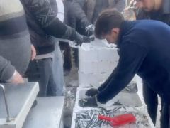 100 kasa bedava dağıttılar. Önünde kuyruk oluştu