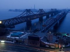 24 saat süren yolculuk. İlk tren 6 yıl sonra Çin’den Kuzey Kore’ye gidiyor