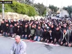 59 yıl sonra bir ilk! Mescid-i Aksa’da ibadet yasağı: Bayram namazı kılanlara müdahale