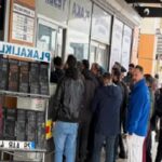 app-plaka-degisiminde-son-gun-yogunlugu-uzun-kuyruklar-olustu-1-NKSw6Him.jpg
