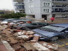 Aşırı yağış istinat duvarını yıktı: 5 araç zarar gördü