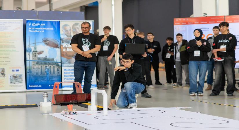 Bursalı öğrenciler robotik müsabakasında dünya ikincisi oldu