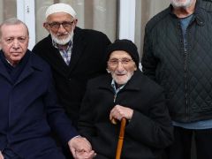 Cumhurbaşkanı Erdoğan, Rize’de komşularıyla bayramlaştı