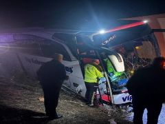 Erzincan’da yolcu otobüsü kontrolden çıkarak bariyerlere çarptı