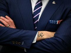 Haç, kılıç, kafir. ABD’nin Savaş Bakanı Hegseth’in dövmeleri ne anlama geliyor?