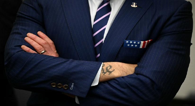 Haç, kılıç, kafir. ABD’nin Savaş Bakanı Hegseth’in dövmeleri ne anlama geliyor?