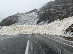 Hakkari-Çukurca kara yolu kapandı. Köyün yakınına düşen çığ görüntülendi
