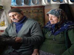 Her sabah el ele yürüyorlar. 64 yıllık dükkanını eşiyle açıyor