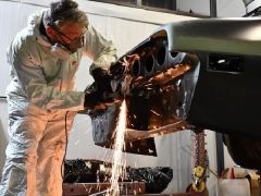 Hurda otomobilleri milyonluk araçlara dönüştüren usta: Yılda sadece 3 adet üretiyor!