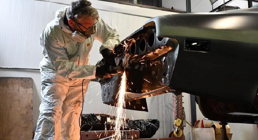 Hurda otomobilleri milyonluk araçlara dönüştüren usta: Yılda sadece 3 adet üretiyor!
