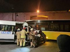 İETT otobüsü ile servis minibüsü kafa kafaya çarpıştı