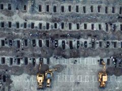 İsrail’in okul saldırısında ölen 160’tan fazla çocuk yan yana defnedilecek