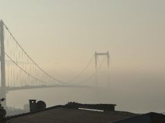 İstanbul yeni güne sisle uyandı. Köprüler kayboldu