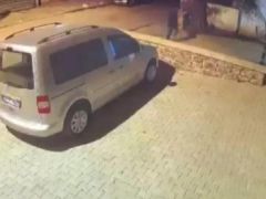 Kadıköy’de soygun dehşeti. Merdivenle girdikleri evdeki iki kadını bağlayıp altınları çaldılar