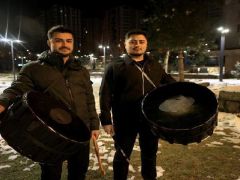 Kayseri’de iki genç sahur davulunu manilerle renklendiriyor