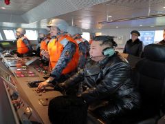 Kim Jong Un bu kez de savaş gemisi kullandı