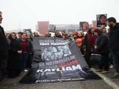 Kozmetik fabrikasında yangın davası başladı. Aileler adalet istedi