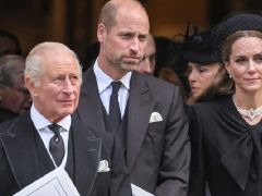 Küçük oğlu açıktan, büyüğü sessizce kuyusunu kazıyor… Herkesin önünde ‘can ciğer’ görünüyorlar… Meskenin içinde birbirlerine girdiler!