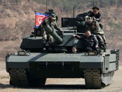 Kuzey Kore lideri Kim Jong-un’un kızı tank kullandı