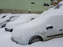 Mart kapıdan baktırdı. Hava dün güneşliydi, bugün 15 santimetre kar var