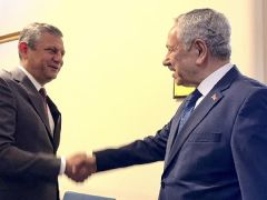 Meclis’te Özel-Arınç görüşmesi