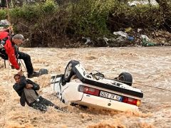 Muğla’da otomobil sele kapıldı. Bir kişi kurtarıldı, bir kişi hayatını kaybetti