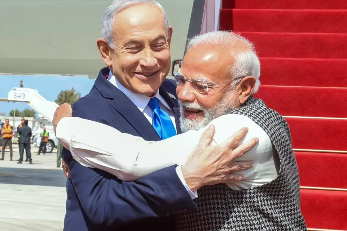 Netanyahu’nun boynuna sarılan lider de topa girdi
