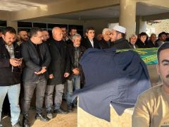 Tabutunun üzerine damatlığı konuldu. Babası olaya şahit olmuş: “Aynaya baktığımda oğlumun aracı alev almıştı”