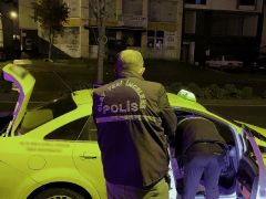 Taksi şoförünü seyir halindeyken bıçakladı