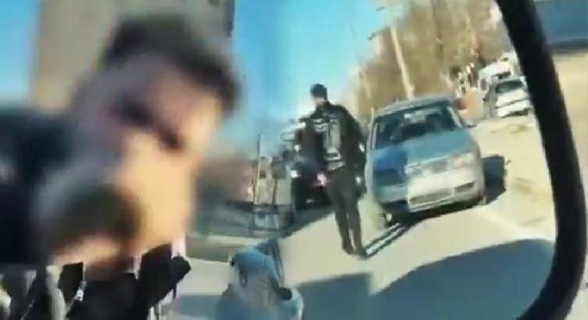 Trafikte öfke patlaması! Aracın camına yumruk attı, cezası ağır oldu