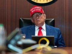 Trump görüntü oyunu üzere savaş izliyor