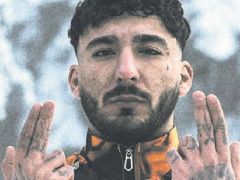 Yeni şarkısıyla trendlerde!