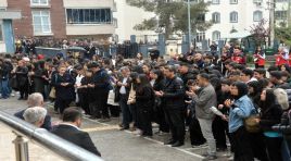 Ayser Çalık Ortaokulu yeni binada eğitime başladı. İlk gün herkes seferber oldu