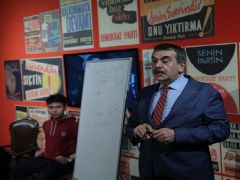 Bakan lise öğrencilerine ‘Demokrasi ve İnsan’ bahisli ders verdi