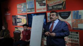 Bakan lise öğrencilerine ‘Demokrasi ve İnsan’ bahisli ders verdi