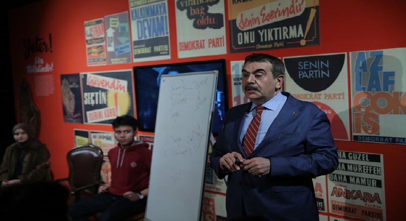 Bakan lise öğrencilerine ‘Demokrasi ve İnsan’ bahisli ders verdi