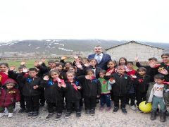 Bakan Tekin, Van’da ilkokul öğrencileriyle buluştu