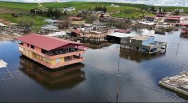 Baraj kapakları açıldı, önceden boşaltılan evleri su yuttu