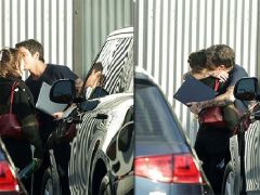 Bir müzisyenden başkasının kollarına koştu… Onu oyalayan nişanlısından ayrılıp kendine genç bir sevgili buldu