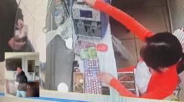 Dalgınlıkla 100 avro fazla bozdu. Şimdi müşteriye sesleniyor