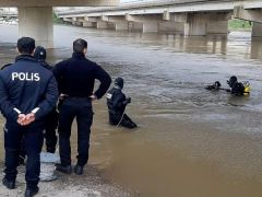 Dereden geçerken aracı suya gömülen sürücü öldü
