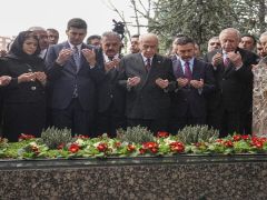 Devlet Bahçeli, Alparslan Türkeş’in kabrini ziyaret etti