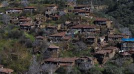 Ege’de hayalet köy. Yalnızca üç evde yaşam var