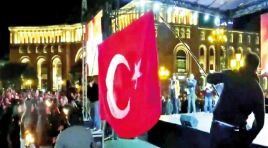 Erivan’da Türk bayrağını yaktılar.. Paşinyan kınadı