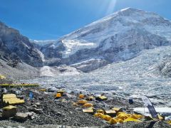 Everest’te büyük dolandırıcılık: Önce fare pisliğiyle hasta ettiler sonra kurtardılar