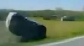 Hatalı sollama yapan otomobil şarampole yuvarlandı: 2 yaralı