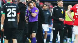 Hollanda’da değişik olay: Hakem, maçın ortasında telefonla konuştu!