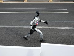 İnsansı robotlar koşu rekorunu 7 dakika farkla kırdı