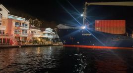 İstanbul Boğazı’nda gemi arızası. Yalıya çarpmaya metreler kala karaya oturdu