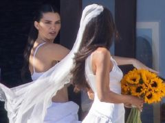 Kalabalık ailesinde bir tek onun çocuğu yok… Yaşı 30’a geldi, hâlâ bekâr… Gelinlik giyemedi lakin nedime oldu